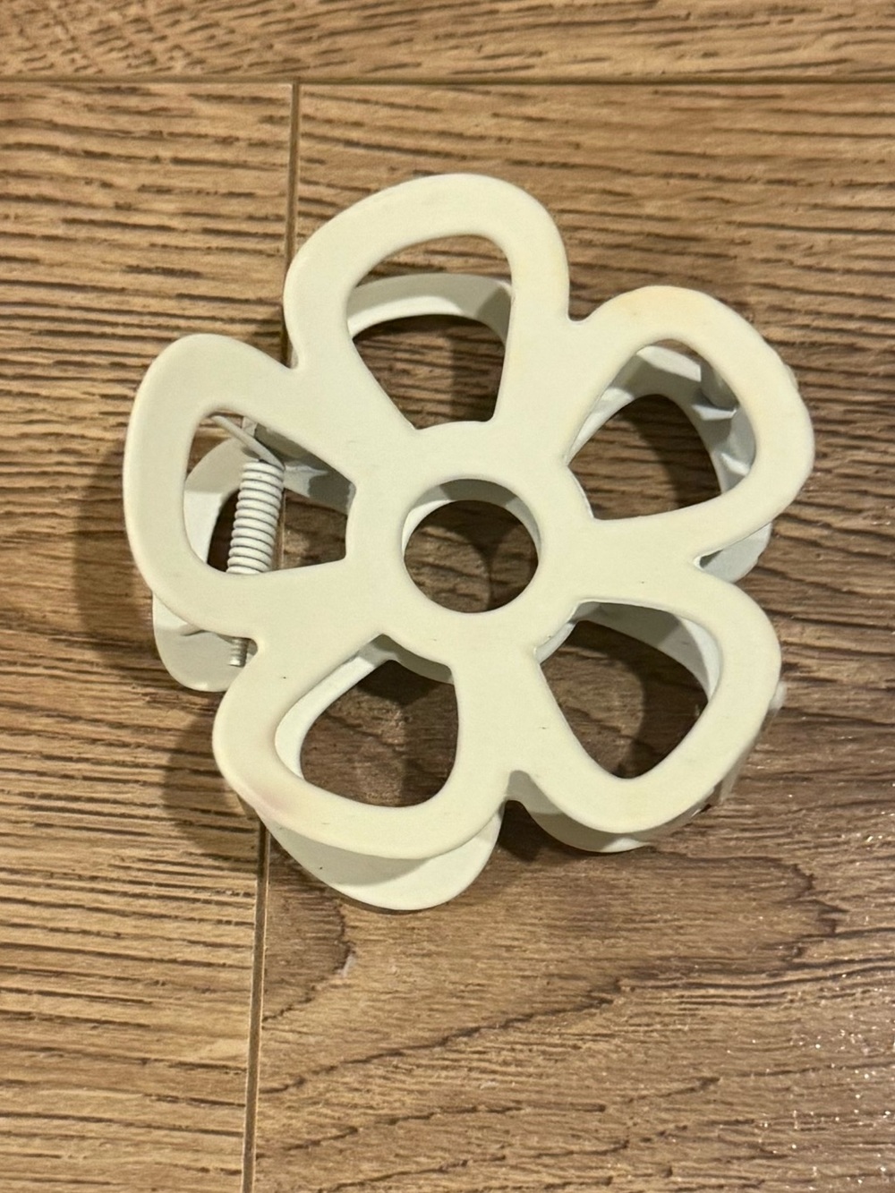 American Eagle Ivory Flower Metal Claw Hair Clip